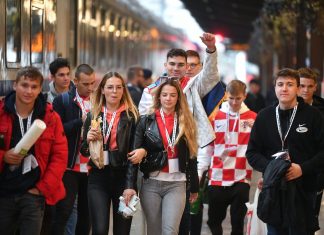 (FOTO) VESELA ATMOSFERA: Navijački vlak krenuo je u Beč, očekuje se oko 15 tisuća Hrvata na utakmici s Austrijom!