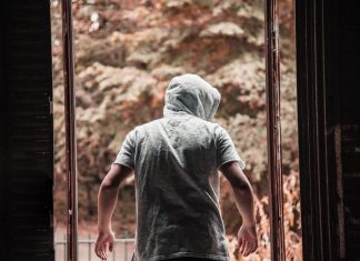 UKRALI SVE ŠTO IM JE PALO POD RUKU: Dvojac provalio u kiosk i odnio sve što je stigao, napravili su ogromnu štetu