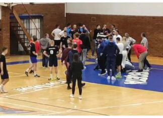 (VIDEO) OPĆA TUČNJAVA NA NOGOMETNOM TURNIRU: Radile šake, jedan igrač nokautiran i završio u bolnici