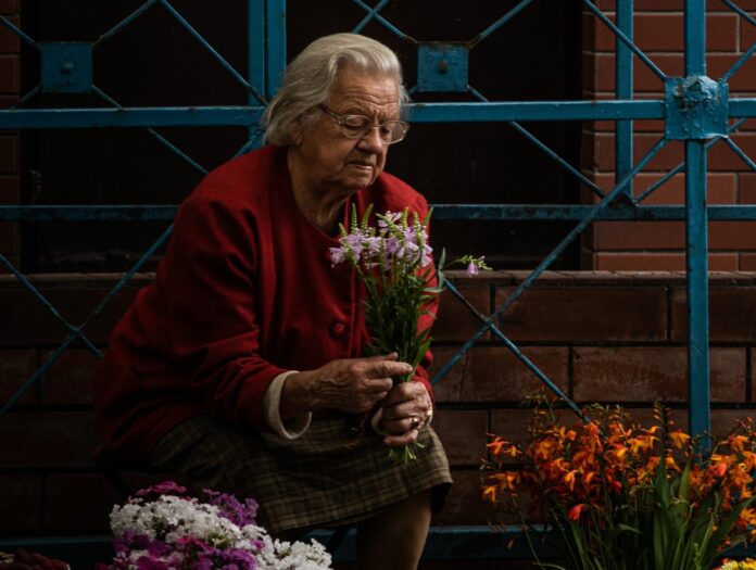 STARICA CVIJEĆE UMIROVLJENICA