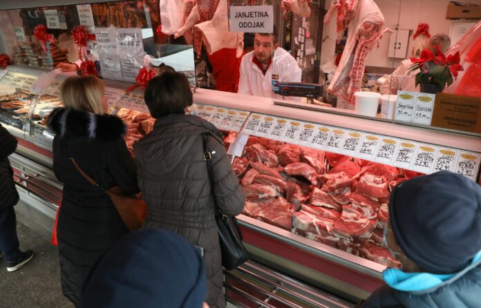 Zagreb, 30.12.2021 - Redovi ispred mesnica uoci doceka Nove godine