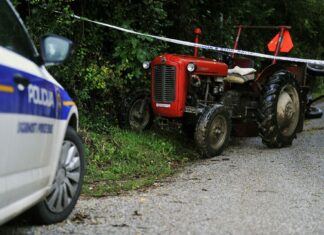 TRAGIČNO PREMINUO STARIJI MUŠKARAC: Traktorom upao u rupu pa ostao prikliješten, nije mu bilo spasa