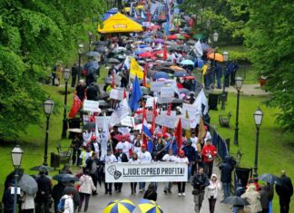 U najboljem odijelu s karanfilom na šeširu, hodali su s natpisima u rukama: ‘Osam sati počinka’