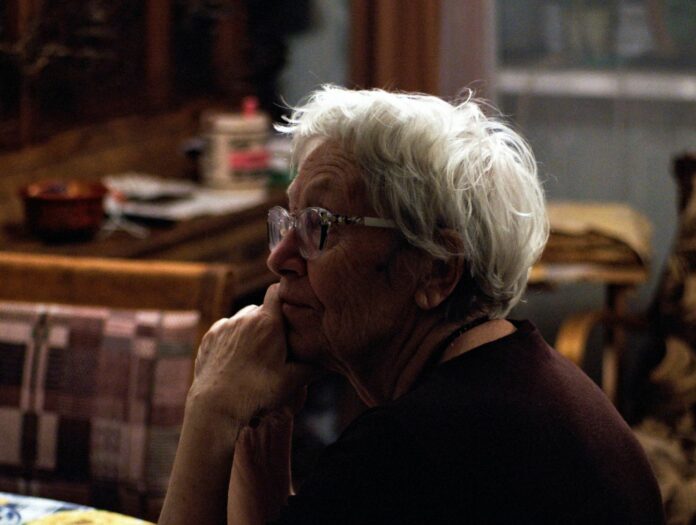 STARIJA ŽENA, UMIROVLJENICA