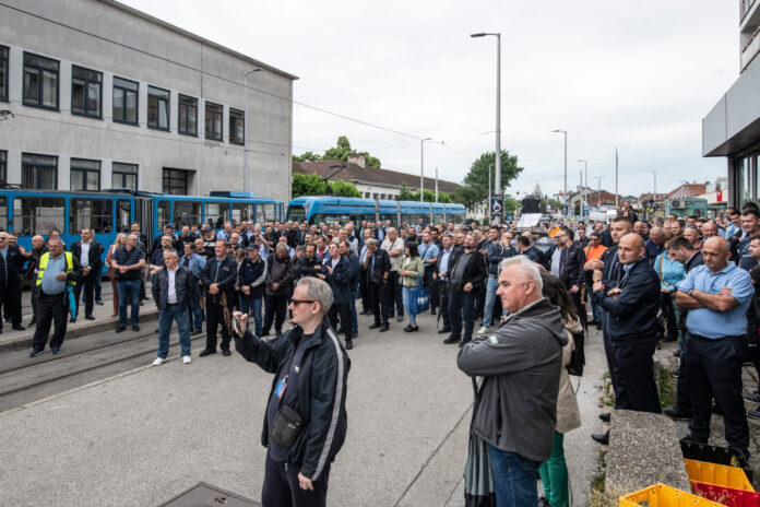 Zagreb, 31.05.2023 - Prosvjed ZET-ovih radnika ispred uprave ZET-a na Remizi