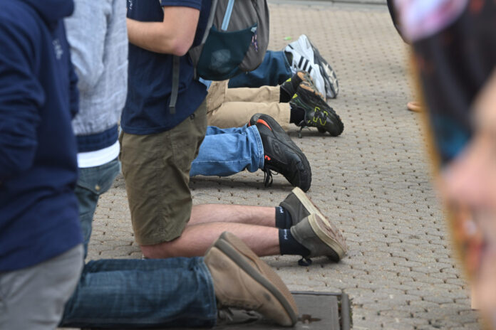 Zagreb, 03.06.2023 - Vjerski skup muskaraca na Trgu bana Jelacica