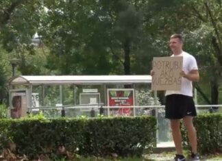 Prizor koji je zbunio vozače u Novom Zagrebu: Doznali smo tko je mladić koji je stajao pored ceste i držao plakat u rukama