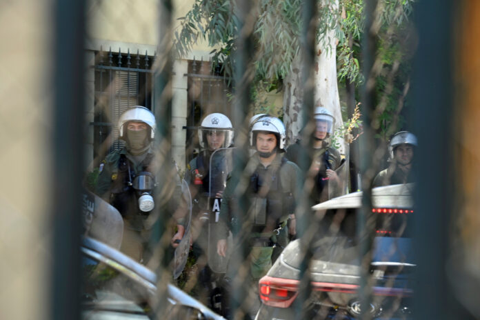 Grcka, Atena, 09.08.2023 - Policija dovodi navijace Dinama na saslusanje u zgradu Suda