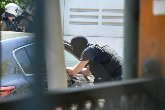 Grcka, Atena, 09.08.2023 - Policija dovodi navijace Dinama na saslusanje u zgradu Suda