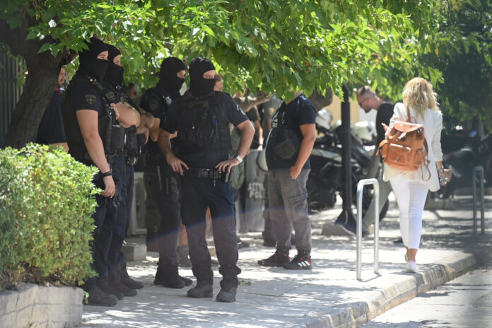 Grčka, Atena, 09.08.2023 - Policija dovodi navijace Dinama na saslusanje u zgradu Suda
