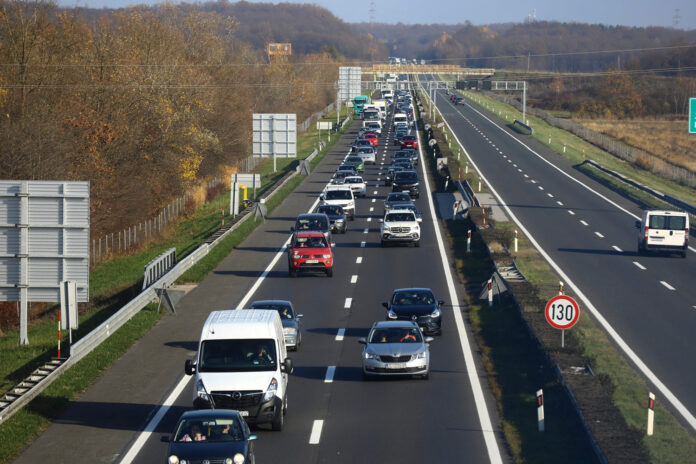 Zagreb, 18.11.2021 - Vozac je udario u portal s prometnim znakovima zbog cega je na A1 nastala kolona