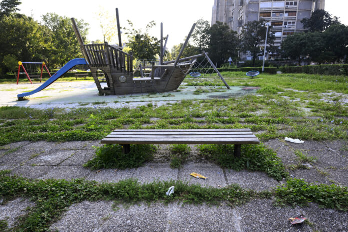 Zagreb, 18.08.2023 - Zapustena djecja igralista u gradu