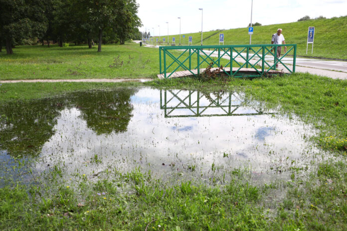 Zagreb, 07.08.2023 - Voda je prodrla ispod Savskog nasipa na Jarunu