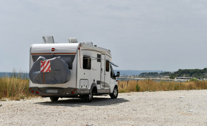Split,26.07.2021.Ilegalno parkirani kamperi na Znjanu.