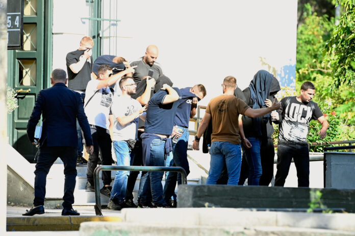 Grcka, Atena, 11.08.2023 - Izvodjenje grupe uhicenih navijaca iz zgrade Suda