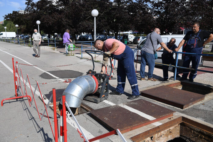 Zagreb, 14.07.2020 - Radovi u sahtu vrelovoda na Trgu Ivana Mestrovica u Zaprudju