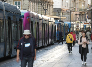 Zastoj u Jurišićevoj: Biciklist naletio na vozača tramvaja, došla i hitna