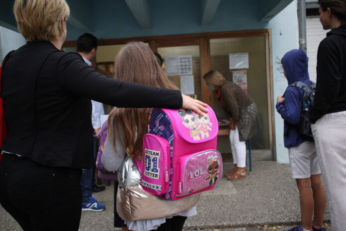 Zagreb, 07.09.2020 - Ucenici razredne nastave ulaze u OS Josip Racic na svoj prvi skolski dan