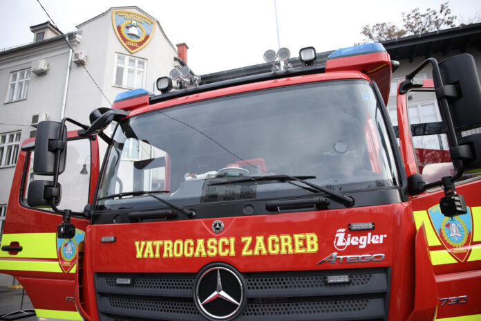 Zagreb, 23.12.2021 - Primopredaji specijalnog navalnog vatrogasnog vozila JVP Grada Zagreba