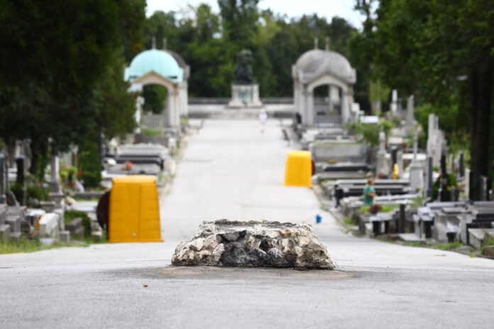 Zagreb, 29.08.2023 - Nepoznata osoba vozilom je srusila glavni kriz na Mirogoju