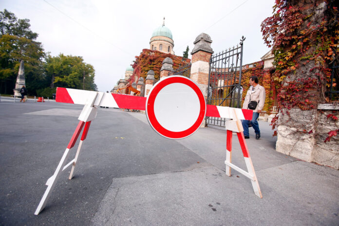 Zagreb, 29.10.2014 - Na groblju Mirogoj u punom su jeku pripreme za nadolazeci blagdan Svih Svetih