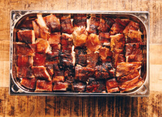 Ponudili pečeni odojak za Novu godinu, izazvali burne reakcije: ‘Je li to Dubai odojak’