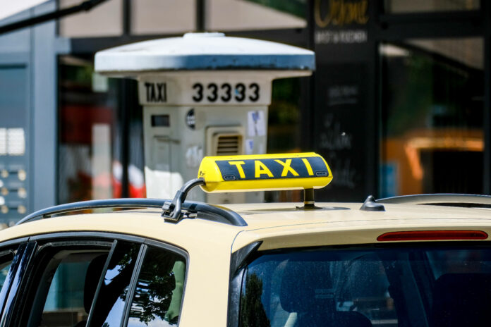 Düsseldorf 29.06.2022 Taxi Taxler Taxistand Taxischild Leuchtzeichen gelb Taxameter Fahrpreis Fahrpreise Gebührenordnun