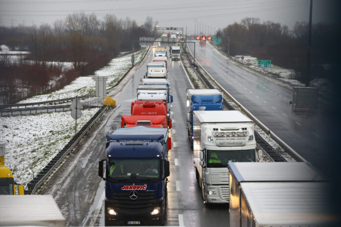 Bregana, 23.01.2023 - Kamioni stoje u kilometarskoj koloni na autocesti A3 u smjeru granice sa Slovenijom