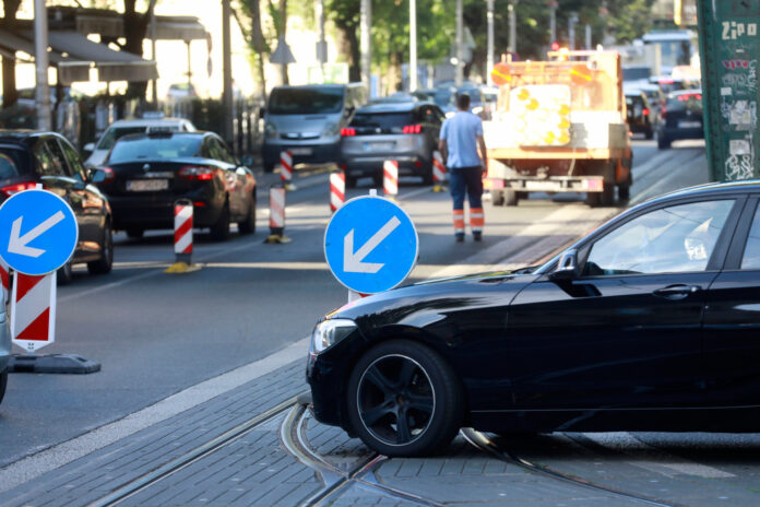 Zagreb, 01.08.2023 - Zbog sanacije zeljeznickog nadvoznjaka stvara se guzva u Savskoj ulici
