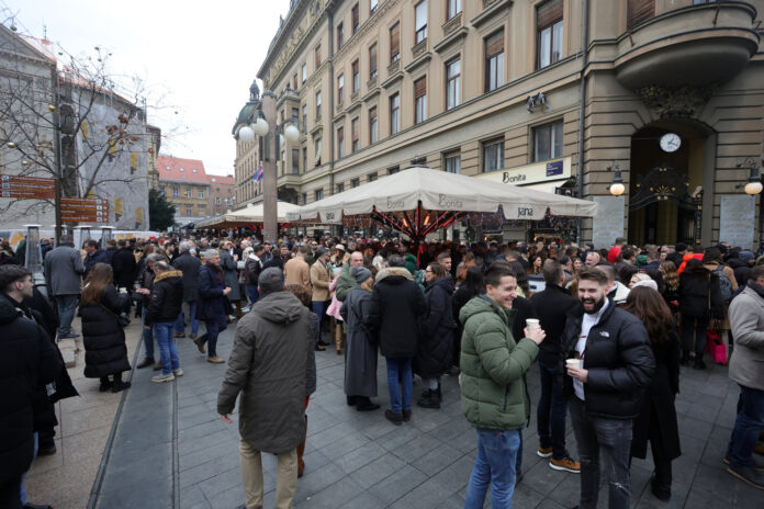 Zagreb, 24.12.2023 - Druzenje na Badnjak u centru grada