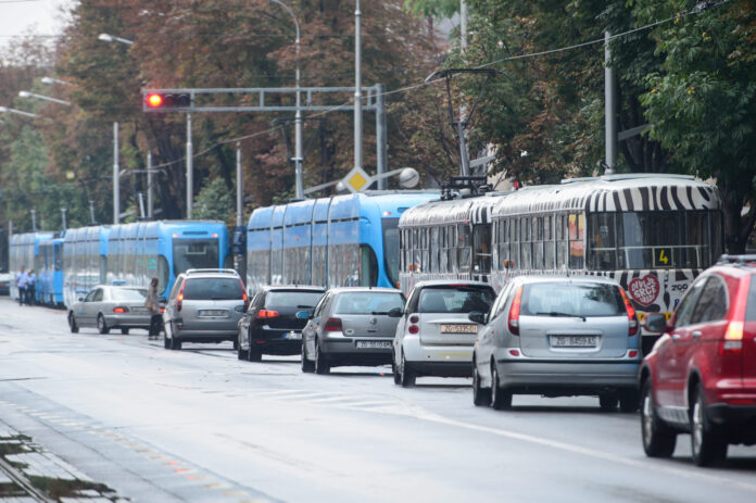 Zagreb, 01.09.2018 - Zastoj tramvaja zbog puknuca elektricnog voda