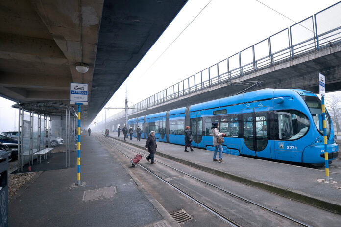 Zagreb, 14.01.2020 - Nova nadstresnica na tramvajskoj stanici Zaprudje postavljena ispod mosta