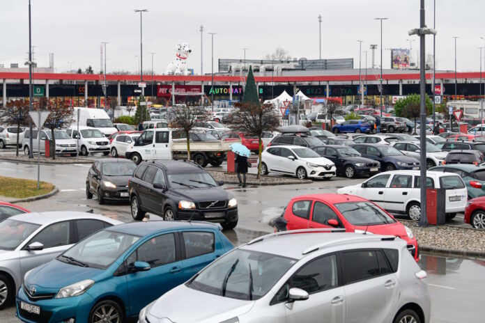 Zagreb, 07.01.2024 - Guzva na parkingu pred shopping centrima koji rade ove nedjelje