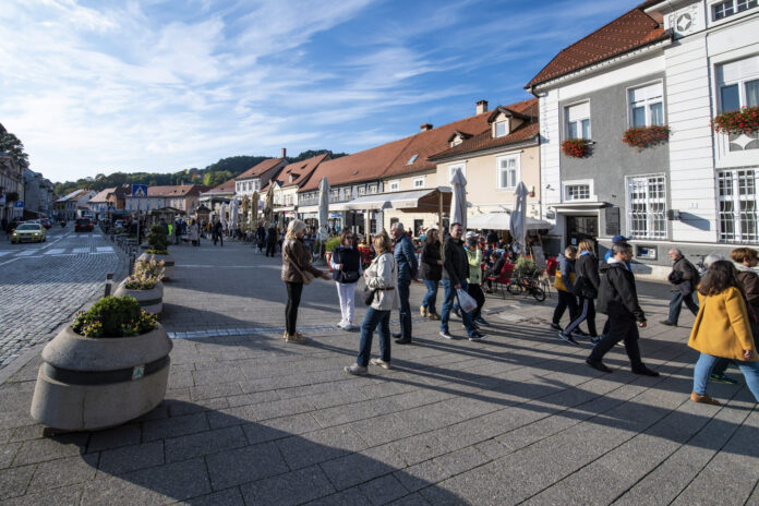 Samobor, 18.10.2021 -  Suncani vikend izmamio setace na samoborske ulice i trgove