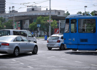 Novi prometni kolaps: Kamion oštetio naponsku mrežu, tramvaji obilaze važno križanje