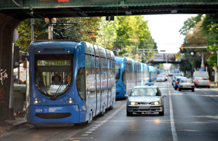 Zagreb, 30.07.2013 - Iscupani zidni nosac tramvajskih zica izazvao tramvajski zastoj u Savskoj i Vodnikovoj