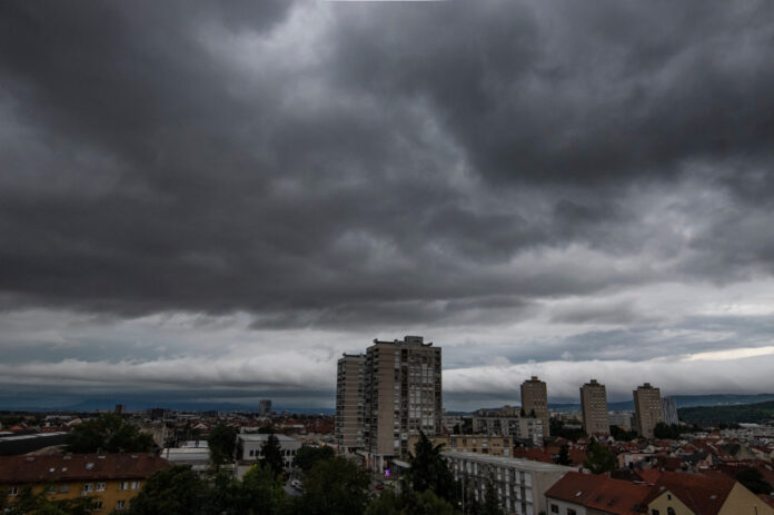 Zagreb, 04.08.2023 - Tmurni oblaci iznad grada u predvecerje uoci najavljene obilne kise