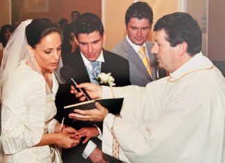 Prepoznajete li mladoženju s fotografije: Stalno je u medijima, a suprugu vješto skriva od javnosti