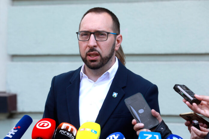 Zagreb, 02.05.2024 - U povodu obiljezavanja 29. obljetnice raketiranja Zagreba gradonacelnik Tomasevic polozio je vijenac ispred Spomen ploce