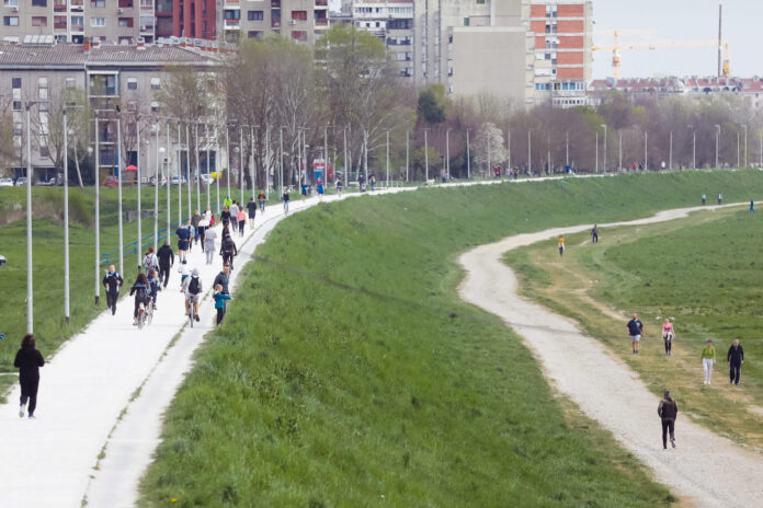 Zagreb, 21.03.2020 - Unatoc preporukama da ne izlaze iz stanova pojedini gradjani secu Bundekom i nasipom