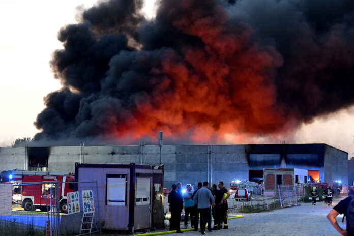 Zapresic, 19.06.2024 - Veliki pozar plastike u skladistu tvrtke za zbrinjavanje otpada Eko-Flor