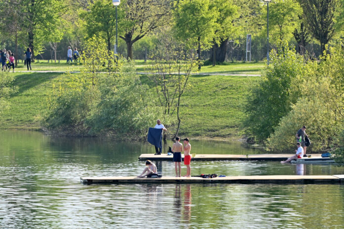 Zagreb, 06.04.2024 - Toplo vrijeme izmamilo gradjane na Jarun