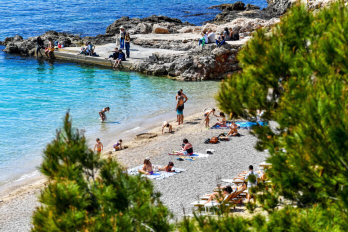 Dubrovnik, 06.04.2024 - Kupaci na dubrovackoj plazi Banje