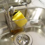 Nije soda bikarbona: Ovaj sastojak koji se nalazi u svakom hladnjaku čisti sudoper kao suzu