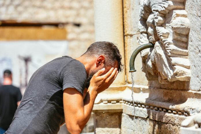 Dubrovnik, 18.07.2023 - Turisti na Stradunu traze osvjezenje od visokih temperatura.