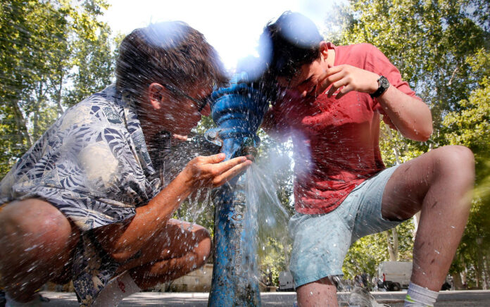 Zagreb, 29.06.2019 - Turisti se hlade od vrucine polijevanjem vode po sebi