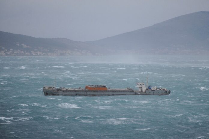 Split, 05.03.2015 - Zbog jake bure tri broda Splitske plovidbe priblizila su se obali na Marjanu