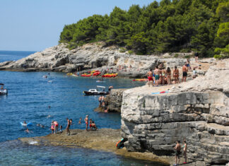 Užas na popularnoj pulskoj plaži: Dječak se penjao po stijenama, a onda je uslijedio šok