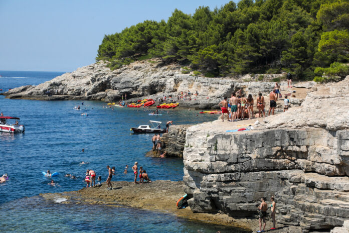 Pula, 13.08.2024 - Golubove stijene prepune su turista