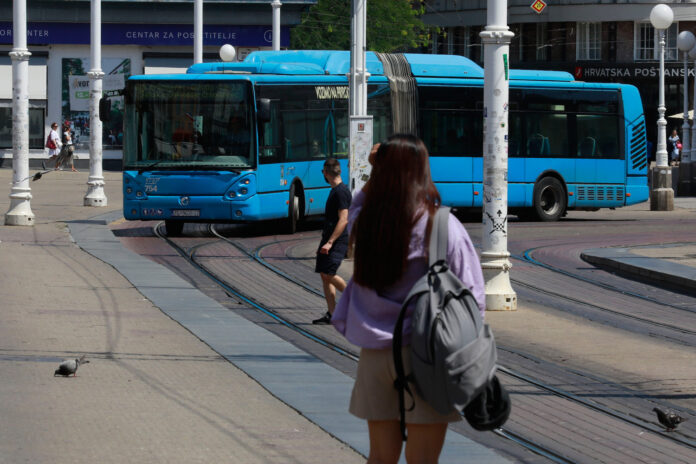 Zagreb, 13.07.2024 - Autobus na trgu bana Josipa Bana Jelacica